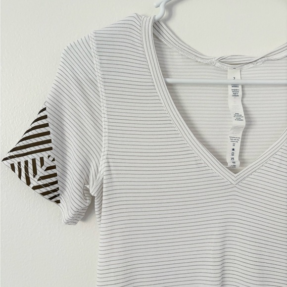 Lululemon White Gold What The Sport Short Sleeve V Neck Tee Size 2 - Picture 6 of 9